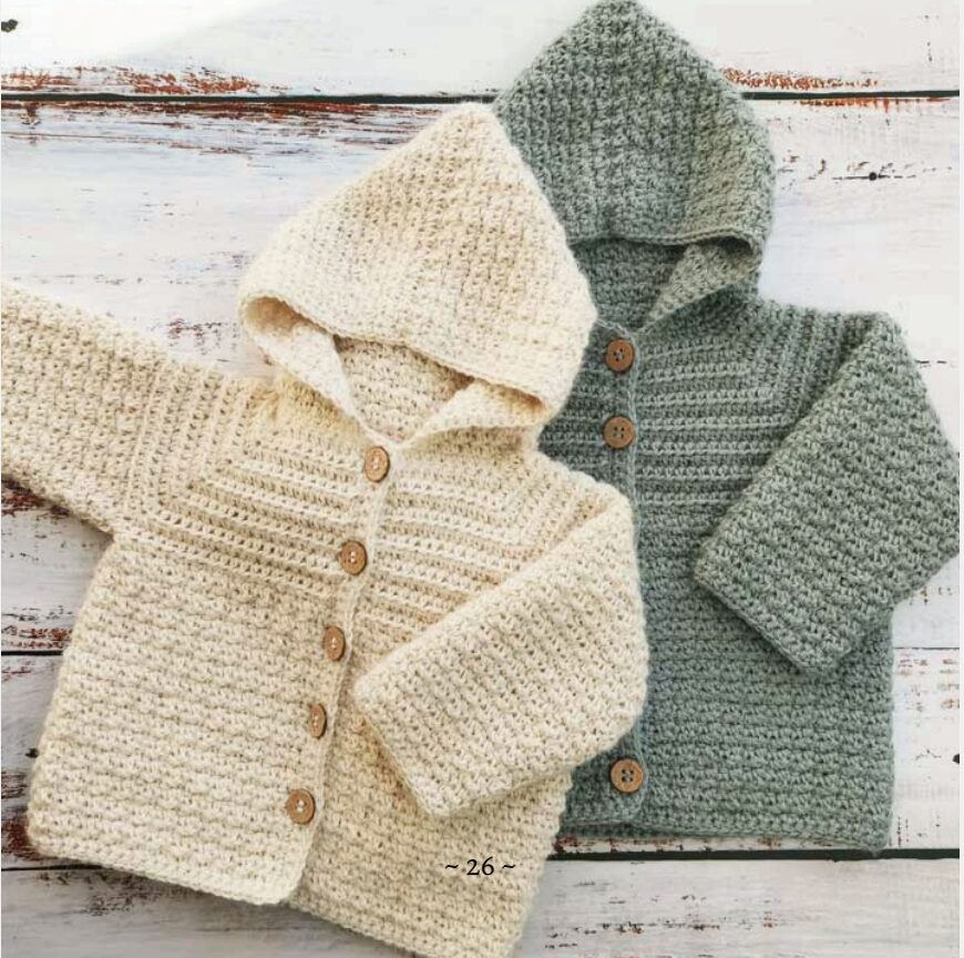 Casaquinho de crochê para bebê feita com fios nas cores cinza e off white, sem costura, modelo top down com botões, ideal para recém-nascidos de 0 a 3 meses