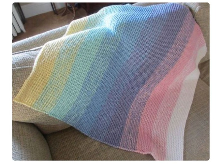 Crochê com Degradê de Cores: Misture Fios com Criatividade. 7 amostra de crochê com degradê rosa e azul